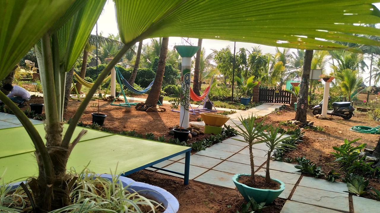 The Yuppi Hippi Hideout Hotel Anjuna Exterior photo
